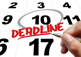 Befristungen im Arbeitsrecht - Hohe Abfindungen nicht verpassen! Kalender Stift Hand Deadline Frist Datum Befristung