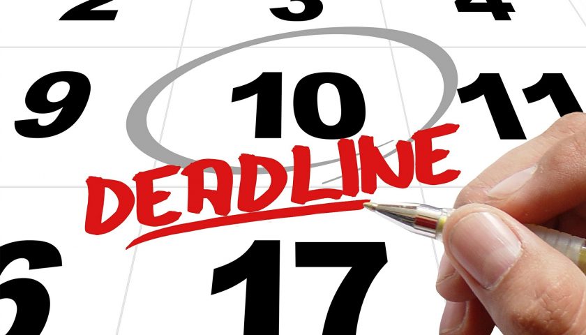 Befristungen im Arbeitsrecht - Hohe Abfindungen nicht verpassen! Kalender Stift Hand Deadline Frist Datum Befristung